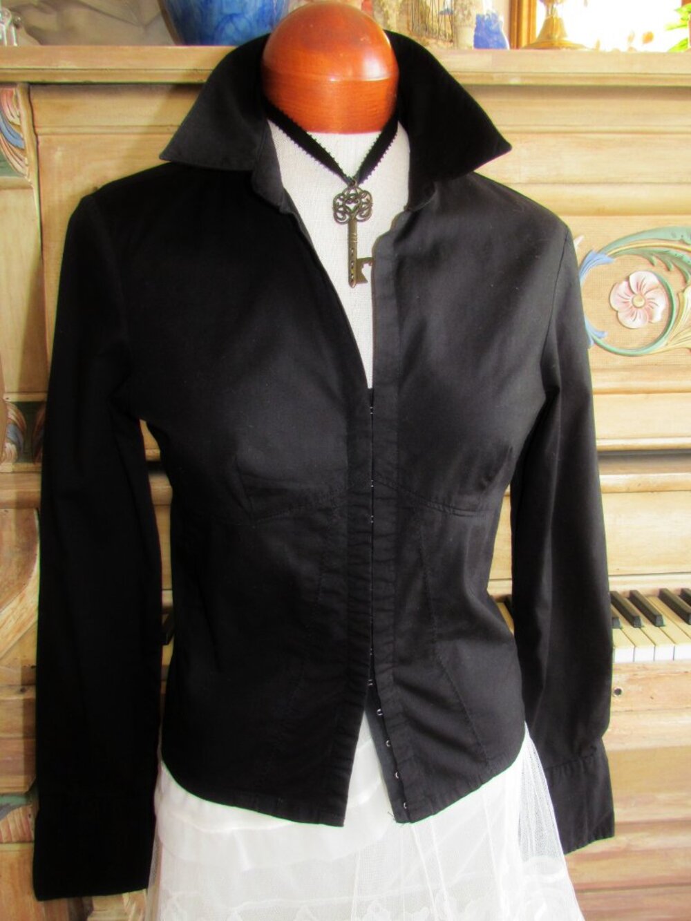 BLACK SHIRT, HOOK FRONT, LONG SLEEVES, BODYCON EMPIRE WAIST, TIE BACK, STRETCH